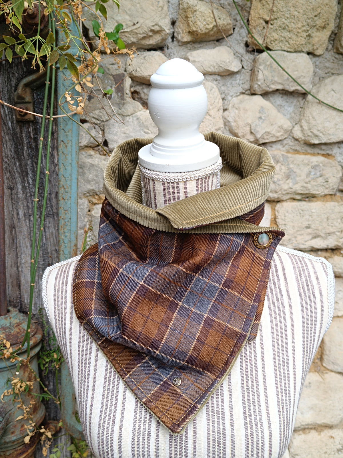 Tour de cou tartan pure laine velours côtelé kaki et bouton vintage métal et nacre