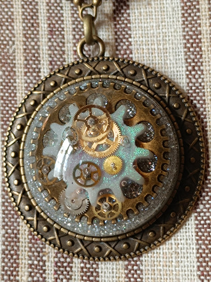 Collier Steampunk Chapelet Perles de Verre Tchèque Grand Pendentif Cabochon Résine Époxy Bronze Artisanal