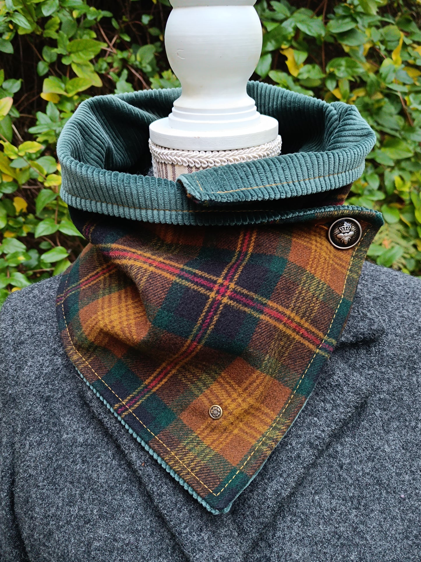 Tour de Cou Boutonné en Tartan Étreinte Textile & Poésie de Saison, réservé