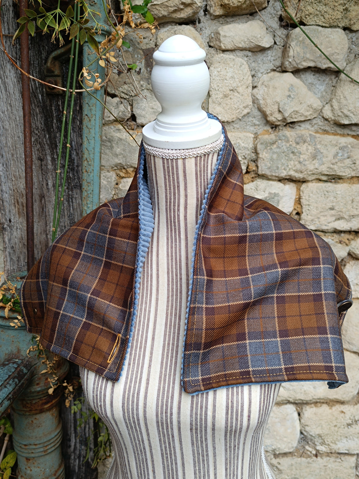Tour de cou tartan écossais pure laine velours côtelé bleu et bouton vintage autrichien