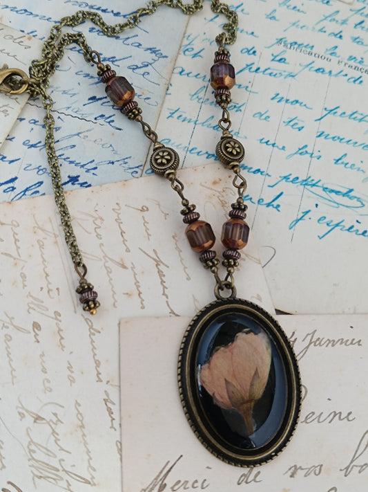 Collier cottagecore artisanal en résine et fleurs de cerisier séchées, monture en bronze antique et perles de verre tchèque par Nathalie Aucoudesanges.