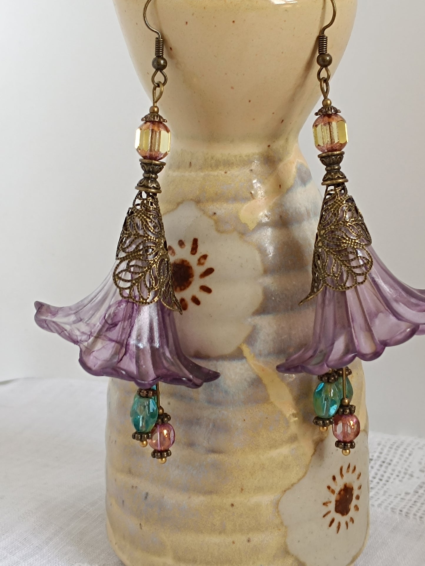 Boucles d’oreilles Fleurs XXL violettes – Bleu ciel & rose tendre, bronze antique