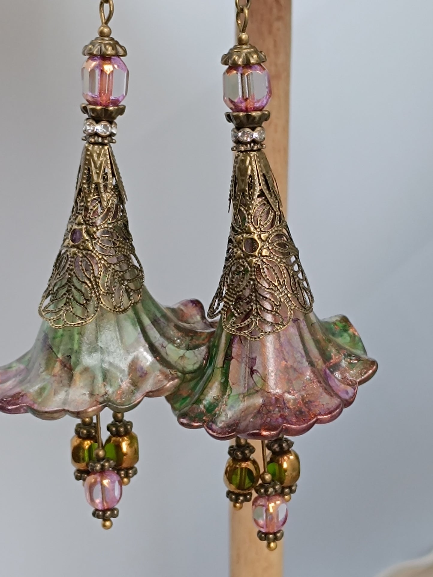 Boucles d'Oreilles Pendantes Féeriques Vertes et Violettes Fleurs Acrylique Perles Verre Tchèque XXL