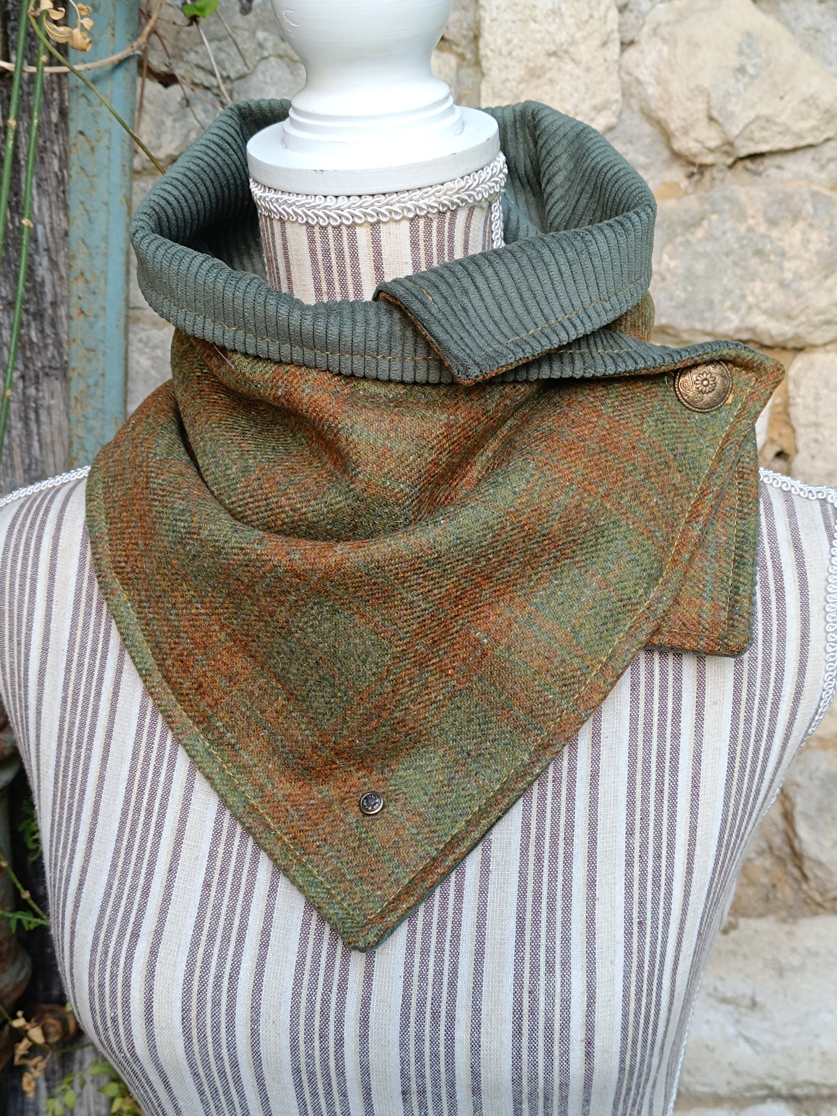 Tour de cou femme en cachemire tartan vert et marron, bouton celtique