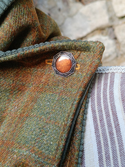 Tour de cou femme en cachemire tartan vert et marron, bouton octogonal brun