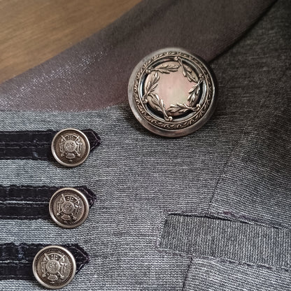 Broche vintage en nacre irisée et métal bronze – ancien bouton francais des années 1900 – couronne de laurier – bijou fait main