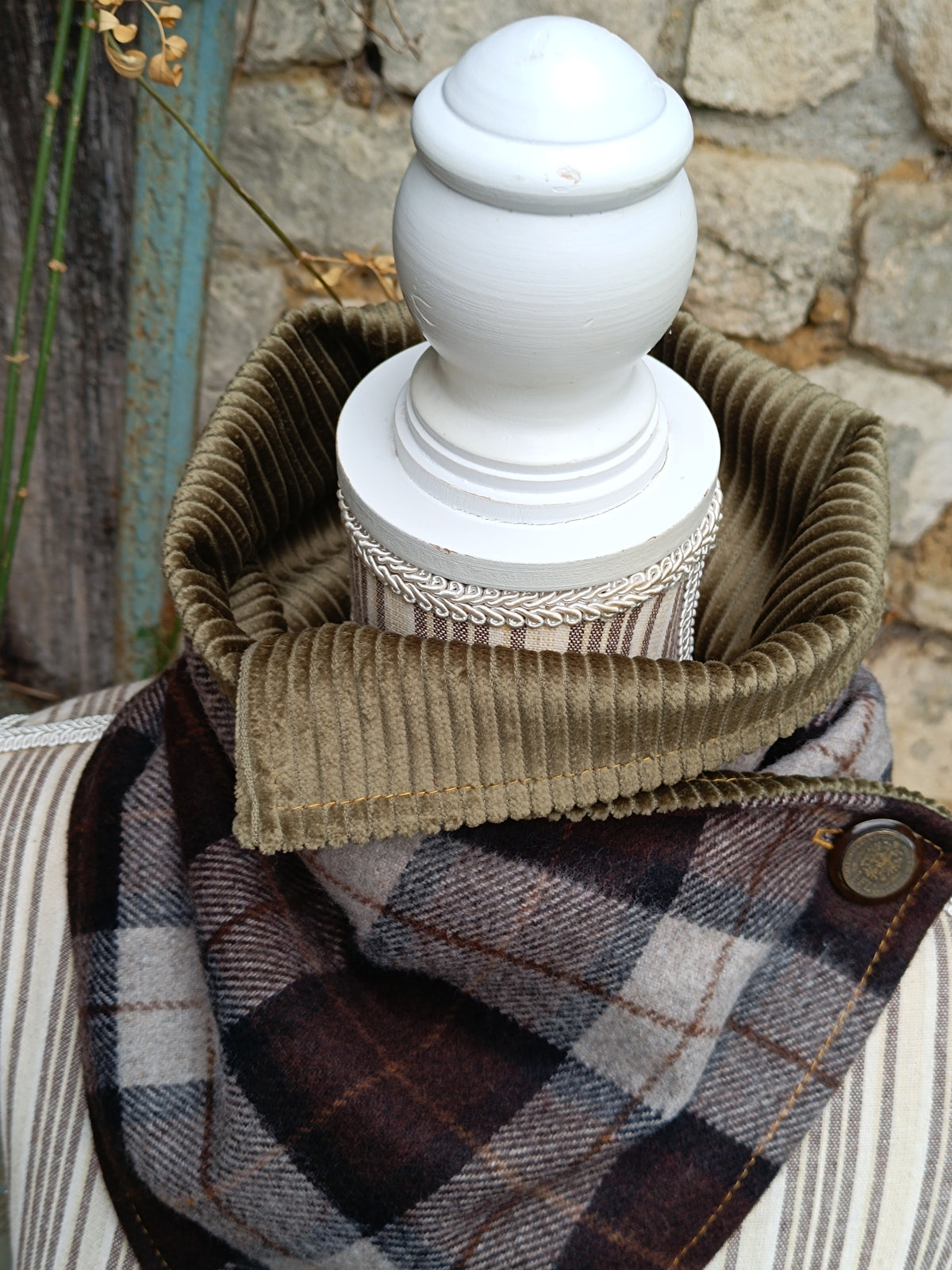 Tour de cou tartan écossais laine velours côtelé et bouton vintage autrichien