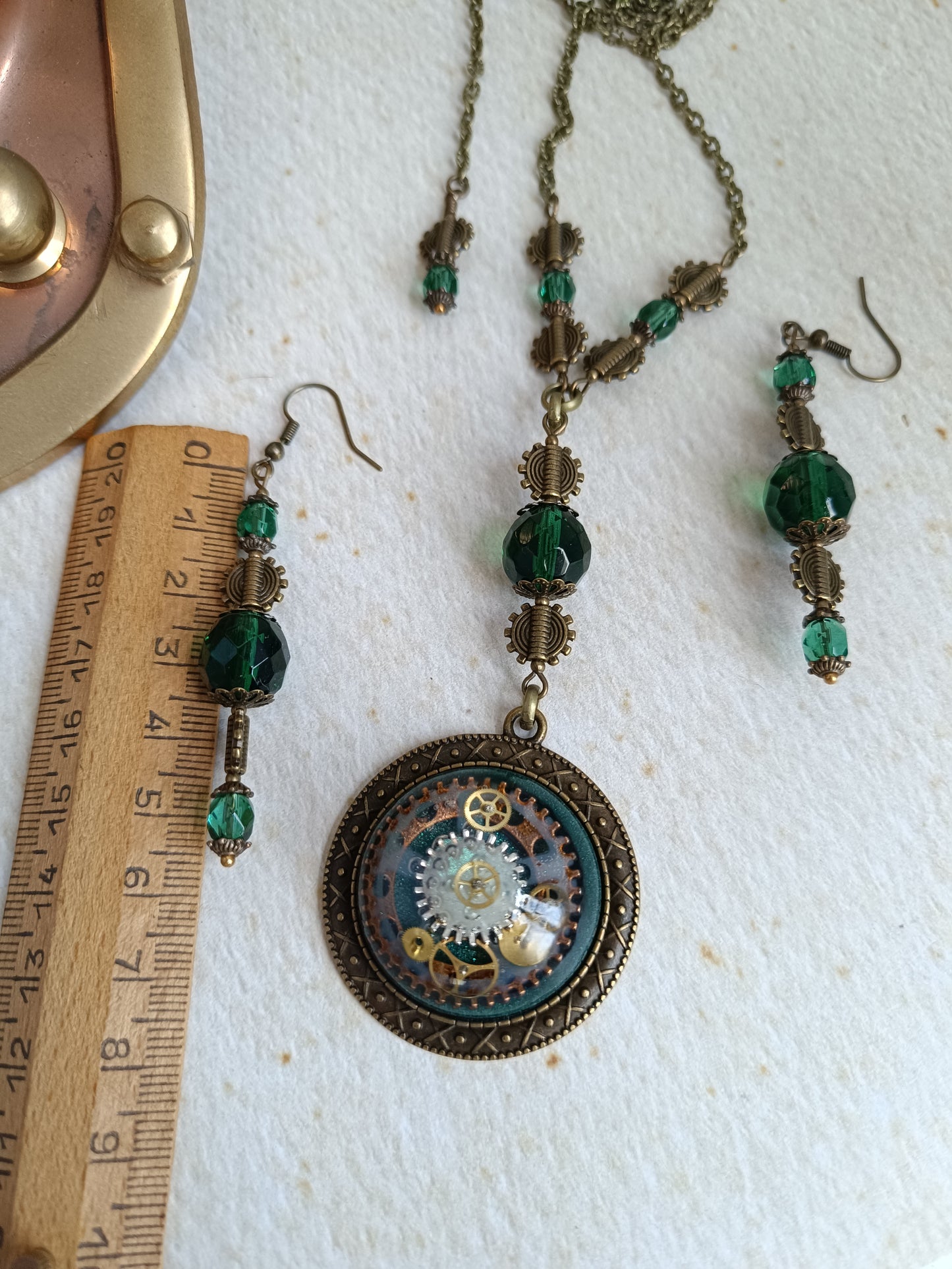 Ensemble Collier et Boucles d'Oreilles Steampunk Perles de Verre Tchèque Vertes Pendentif Cabochon Bronze Artisanal