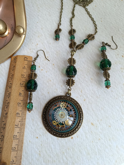 Ensemble Collier et Boucles d'Oreilles Steampunk Perles de Verre Tchèque Vertes Pendentif Cabochon Bronze Artisanal
