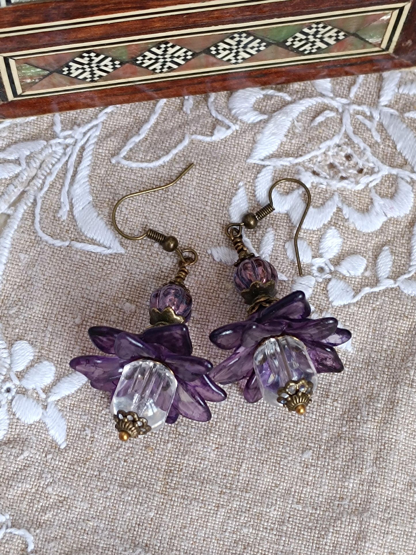 Boucles d'oreilles fleurs féeriques pompons reflets ultra violet et éclats véga