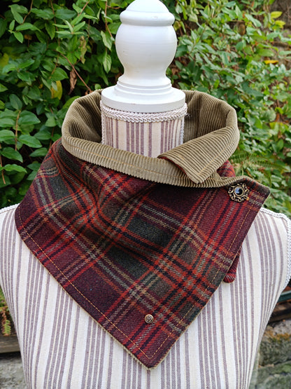 Tour de cou tartan laine bordeaux vert ocre doublé velours mousse et bouton celtique