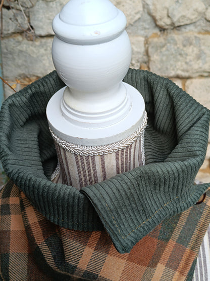 Tour de cou en laine tartan forestier, velours sauge et bouton cerf