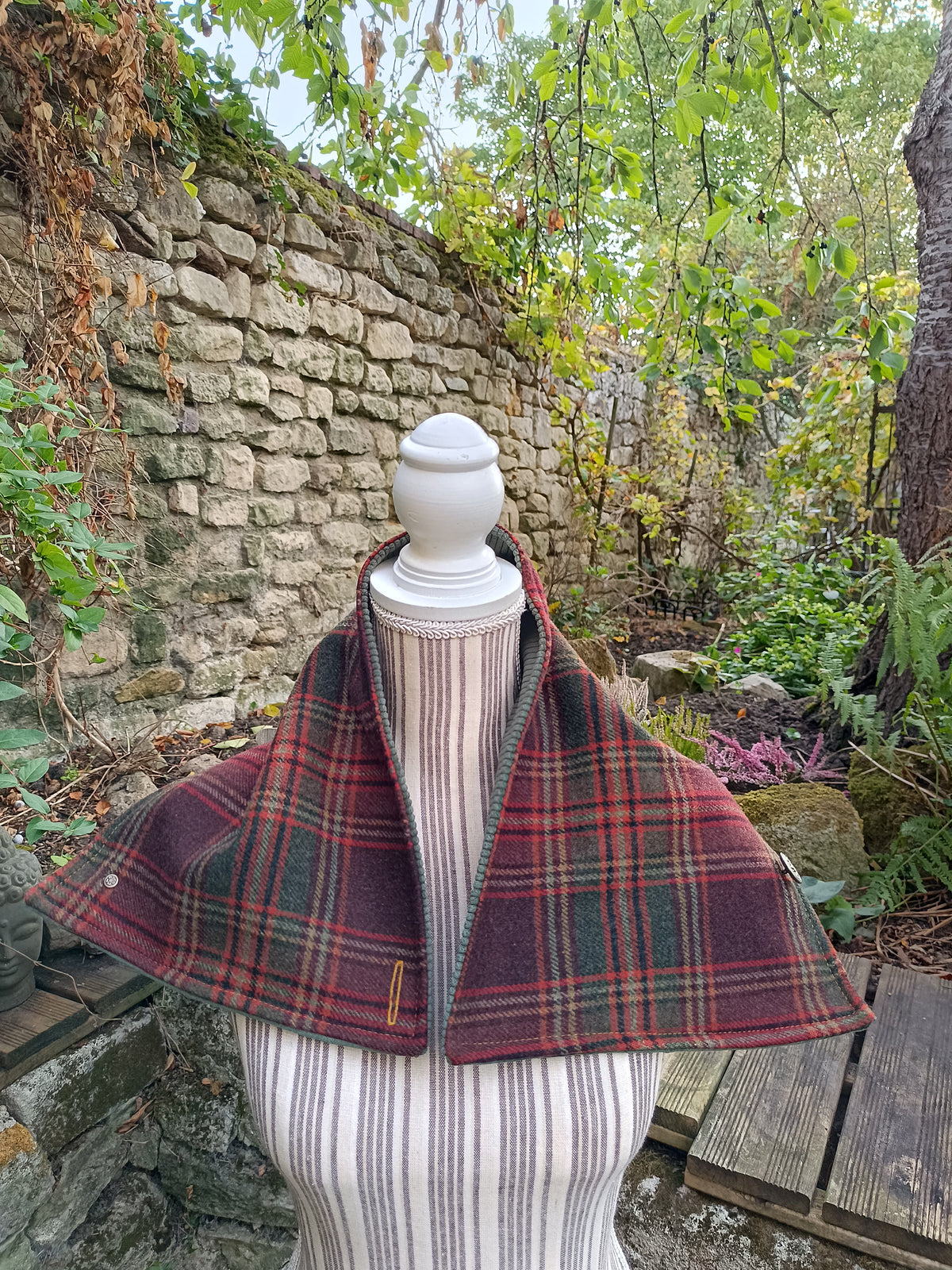 Tour de cou tartan écossais en laine doublé de velours côtelé et bouton vintage chevalier