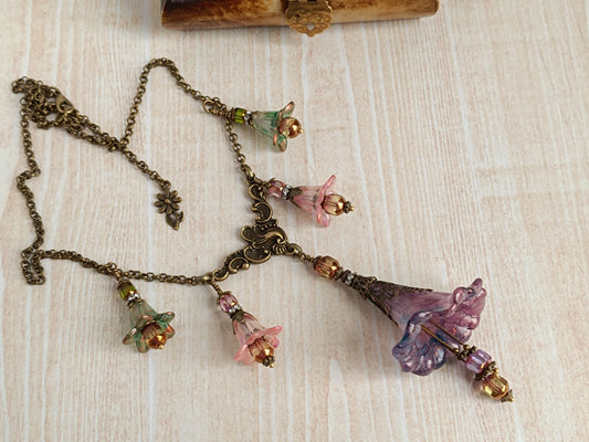 Rêveries Florales Collier fairycore romantique en bronze antique, fleurs lucite peintes main, perles lanternes verre tchèque