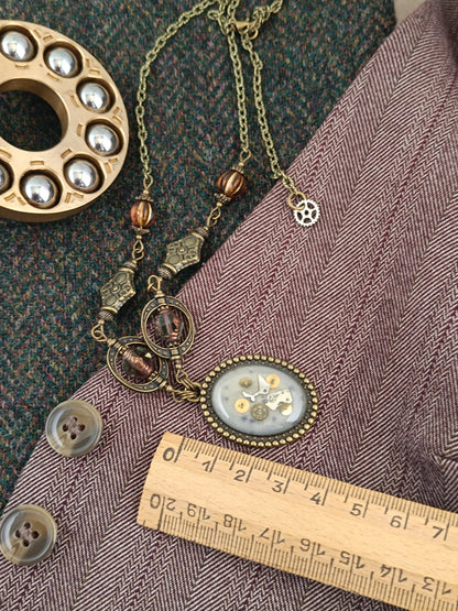 Collier chaîne et chapelet de perles pendentif ovale steampunk