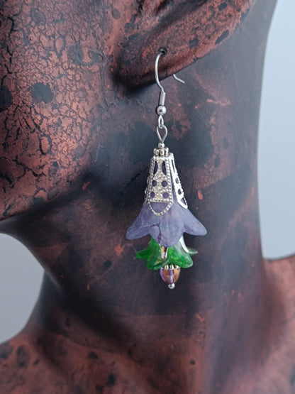 Boucles d'oreilles fleurs acrylique givrée, perles de verre tchèque, acier inoxydable