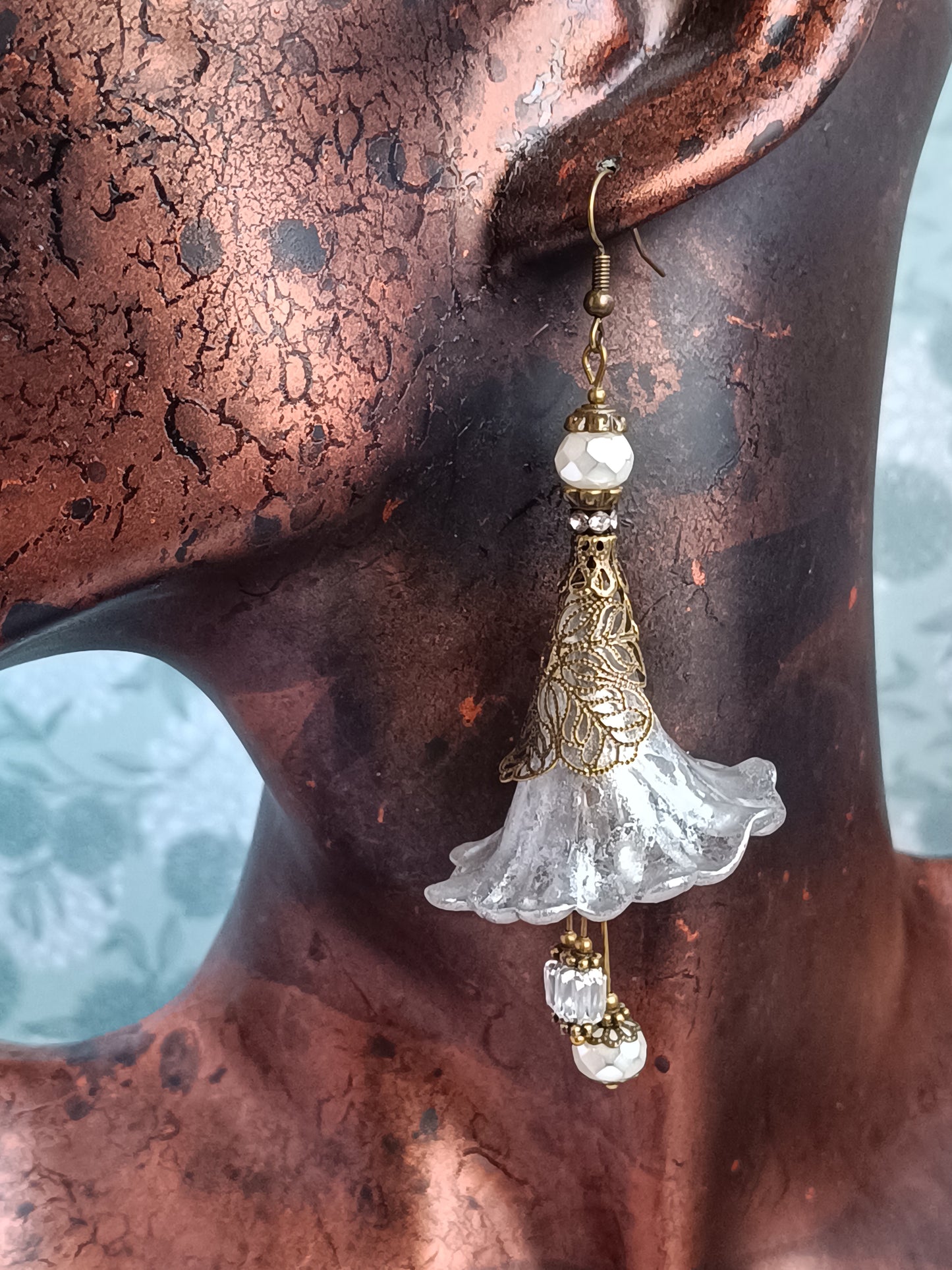 Boucles d'Oreilles Fleurs Lucite XXL Blanches - Édition Pure - Perles Verre Tchèque