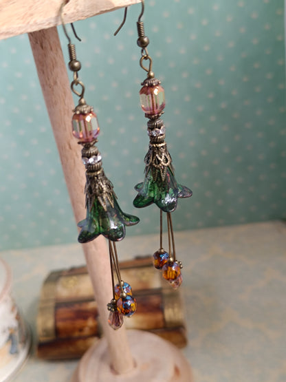 Boucles d’oreilles pendantes “Fleurs Féeriques” – Vert mousse & ambre