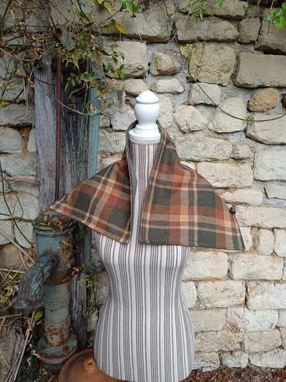 Tour de cou en laine tartan forestier, velours sauge et bouton cerf