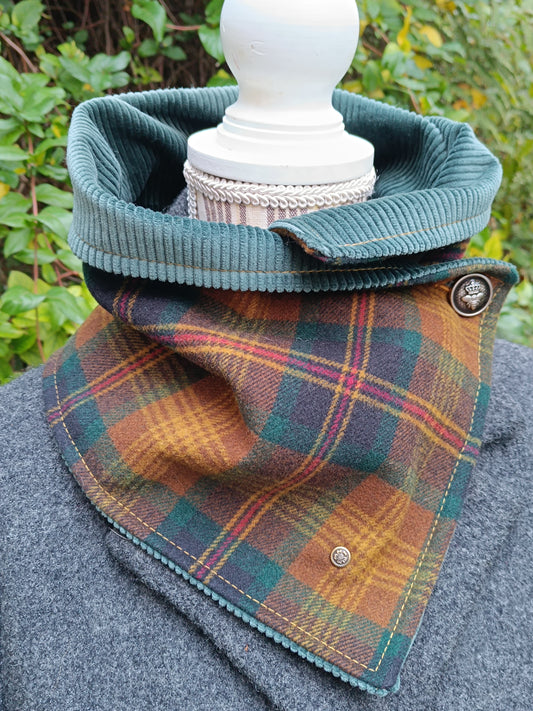 Tour de Cou Boutonné en Tartan Étreinte Textile & Poésie de Saison, réservé
