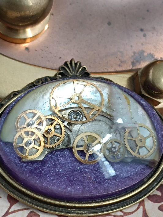Broche Steampunk Cabochon Horizontal – Résine Époxy, Fond Violet, Engrenages Authentiques & Nacre Vintage