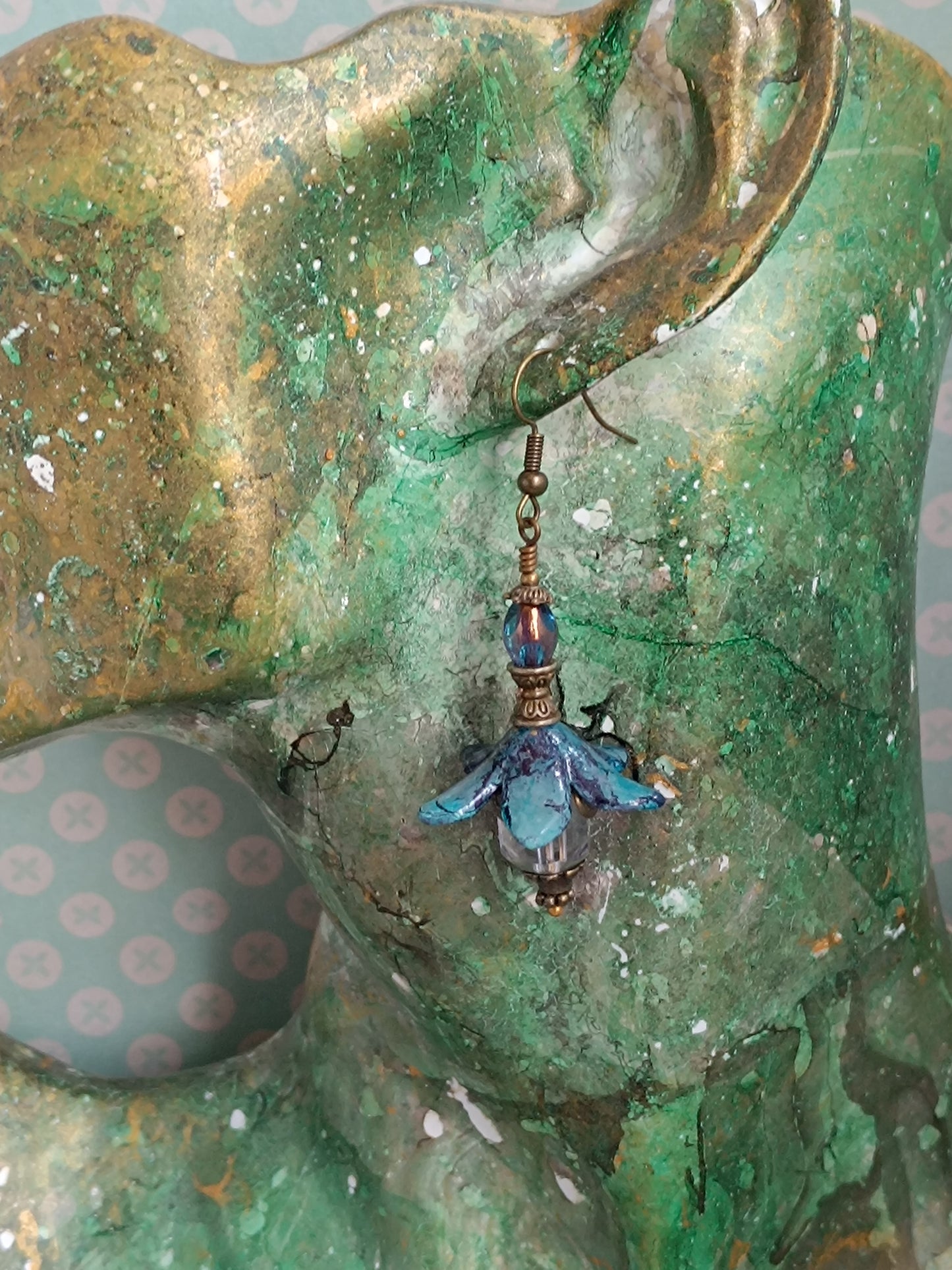 Boucles d'oreilles pendantes fleurs féeriques bleues et perles verre tchèques cristal