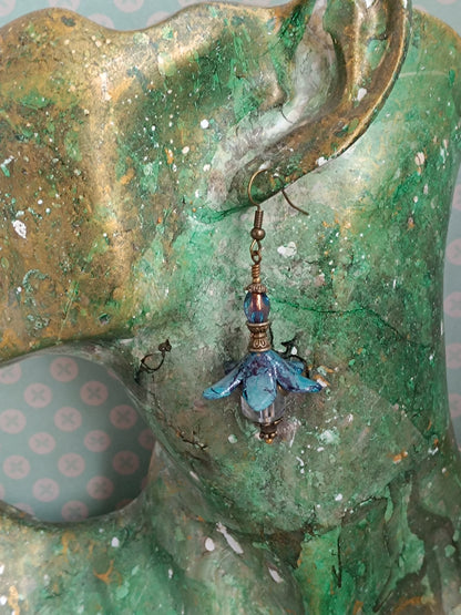 Boucles d'oreilles pendantes fleurs féeriques bleues et perles verre tchèques cristal