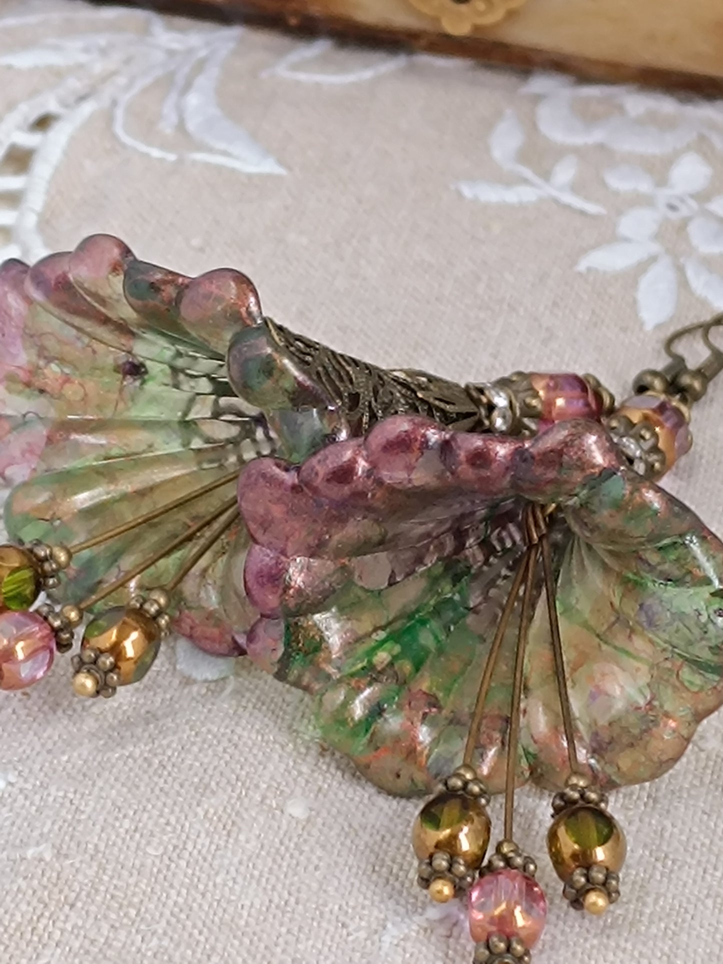 Boucles d'Oreilles Pendantes Féeriques Vertes et Violettes Fleurs Acrylique Perles Verre Tchèque XXL