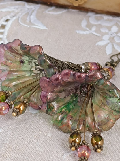 Boucles d'Oreilles Pendantes Féeriques Vertes et Violettes Fleurs Acrylique Perles Verre Tchèque XXL