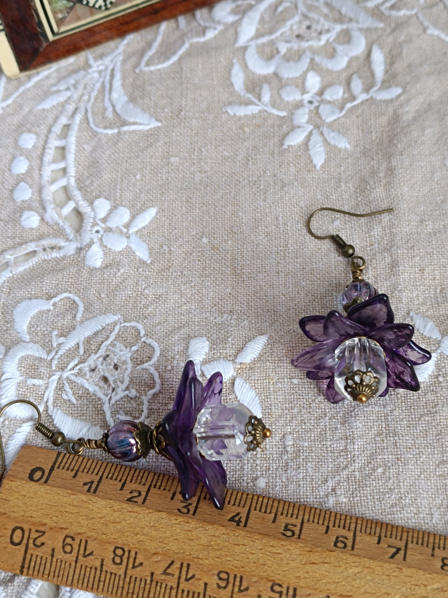 Boucles d'oreilles fleurs féeriques pompons reflets ultra violet et éclats véga