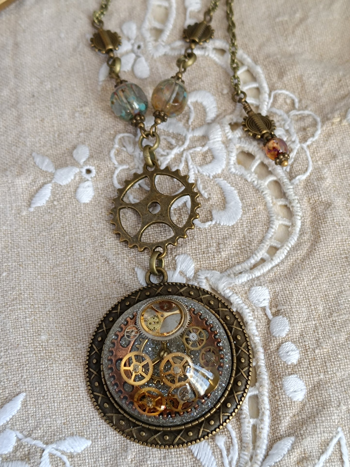 Collier Steampunk Perles de Verre Tchèque Pendentif Cabochon Résine Époxy Bronze Artisanal