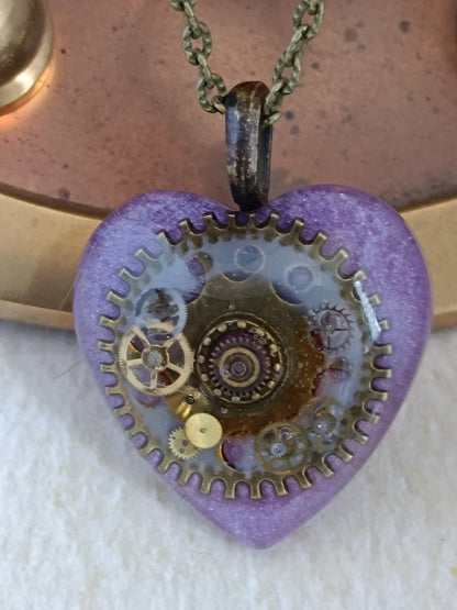 Pendentif Steampunk Cœur Engrenages Résine Époxy Violet Chaîne Bronze Artisanal