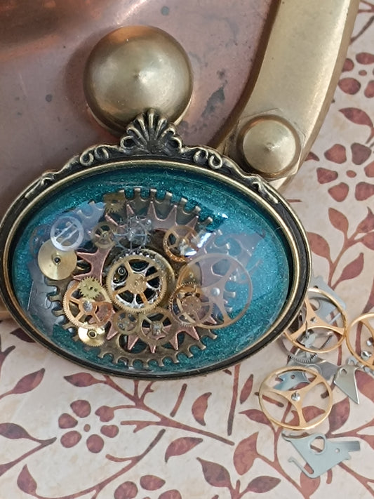 Broche Steampunk Cabochon Horizontal – Résine Époxy, Fond vert , Engrenages Authentiques