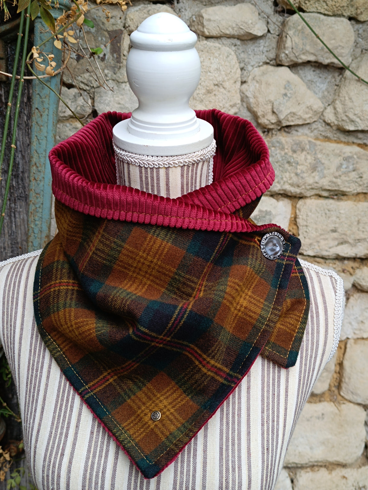 Tour de cou tartan laine velours côtelé bordeaux et grand bouton vintage métal et nacre