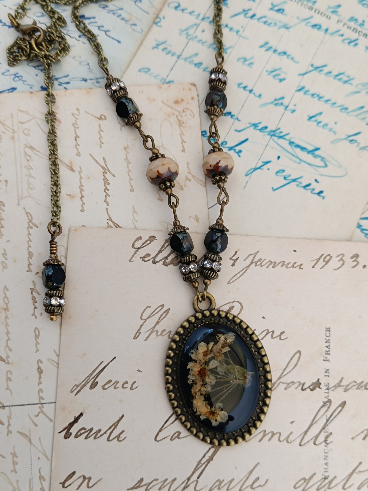 Collier Nature Dark Floral - Cabochon Résine et Fleurs Séchées (3 x 2,5 cm)