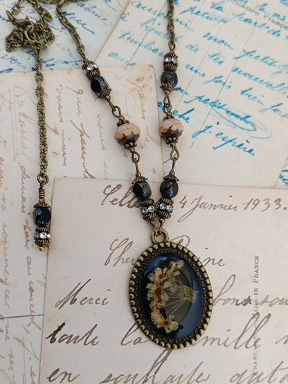 Collier Nature Dark Floral - Cabochon Résine et Fleurs Séchées (3 x 2,5 cm)