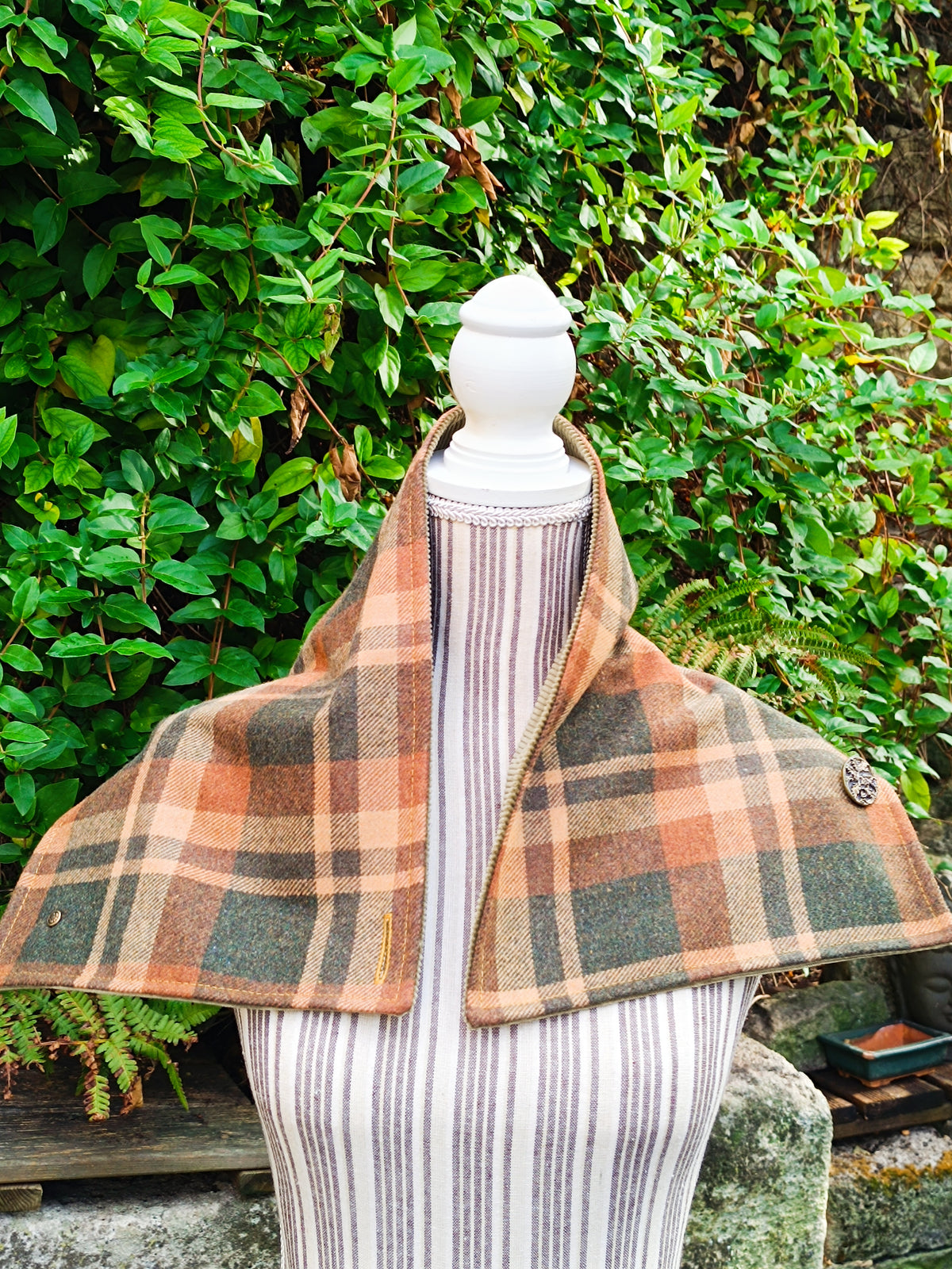 Tour de cou tartan écossais doublé velours vert mousse et bouton de collection vintage houx