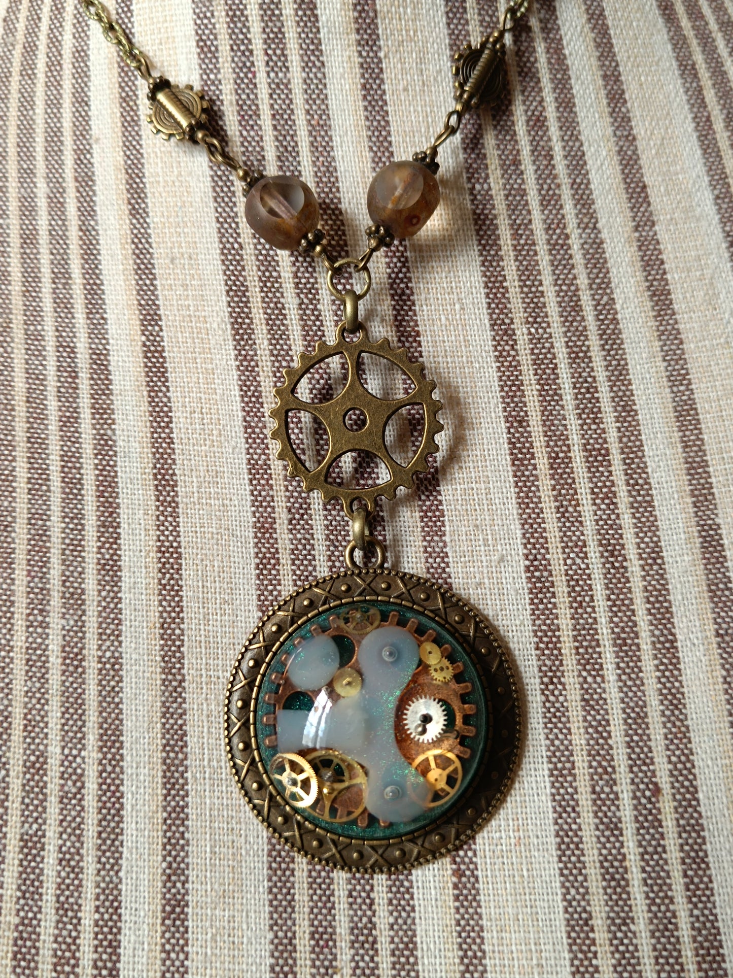 Collier Steampunk Chapelet Perles de Verre Tchèque Pendentif Cabochon Vert Résine Époxy Bronze Artisanal
