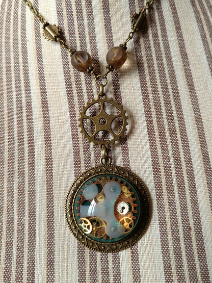 Collier Steampunk Chapelet Perles de Verre Tchèque Pendentif Cabochon Vert Résine Époxy Bronze Artisanal
