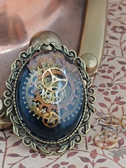 Broche Steampunk Cabochon – Résine Époxy, Fond noir , Engrenages Authentiques et pétales de roses