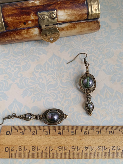 Boucles d'oreilles pendantes perles de verre tchèque asymétriques romantiques et mystérieuses vert lustré créations Aucoudesanges