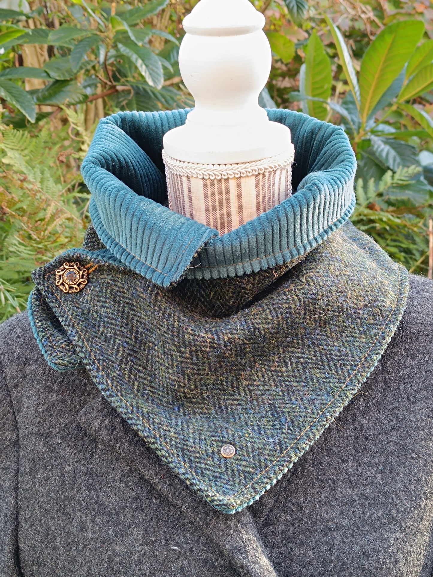 Écharpe Tour de Cou Boutonné en Tweed Celtique – Caractère & Déclaration de Style - réservé