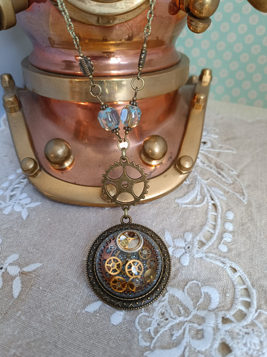 Collier Steampunk Perles de Verre Tchèque Pendentif Cabochon Résine Époxy Bronze Artisanal