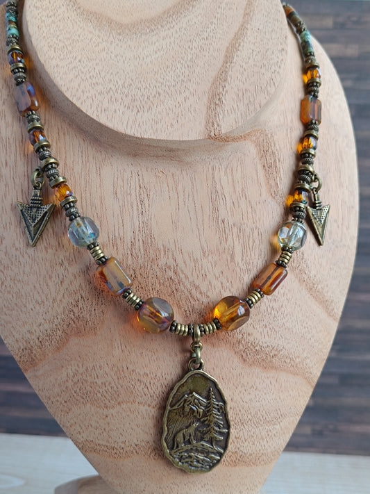 Collier câblé – Perles heishi, verre tchèque et bronze – Pendentif montagnes sauvages avec ours et pointes de flèche