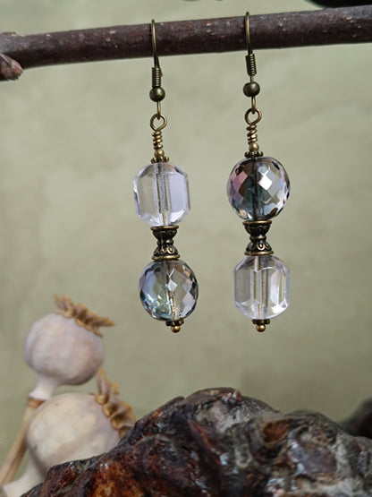 Boucles d'oreilles pendantes perles de verre tchèque asymétriques style vintage modernisé