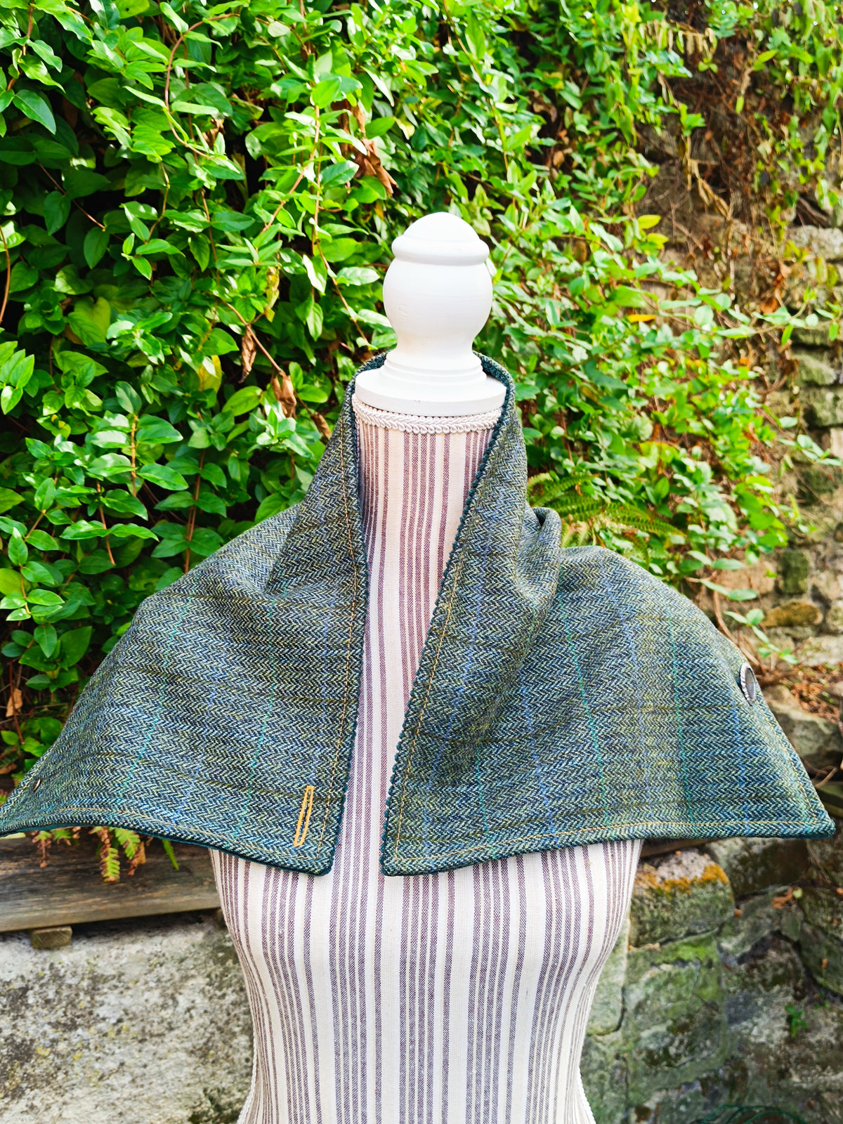Tour de cou tweed celtique doublé velours et bouton vintage métal et nacre
