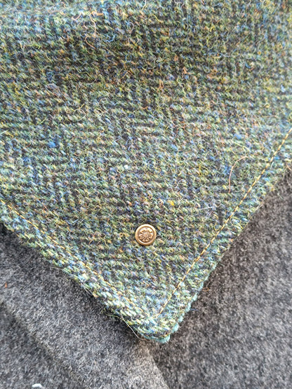 Écharpe Tour de Cou Boutonné en Tweed Celtique – Caractère & Déclaration de Style - réservé