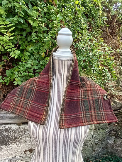 Tour de cou tartan laine bordeaux vert ocre doublé velours mousse et bouton celtique