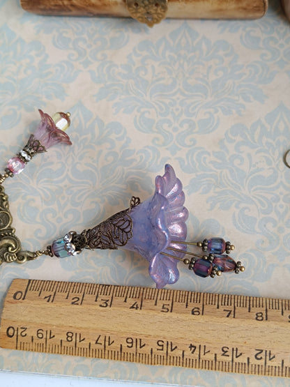 Rêveries Florales Collier fairycore romantique en bronze antique, fleurs lucite peintes main, perles lanternes verre tchèque