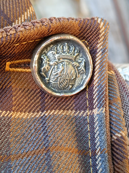 Tour de cou tartan marron et bleu doublé velours côtelé et bouton blason héraldique